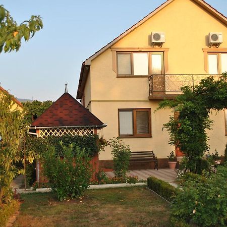 Квітковий Двір Golubinoye Екстериор снимка