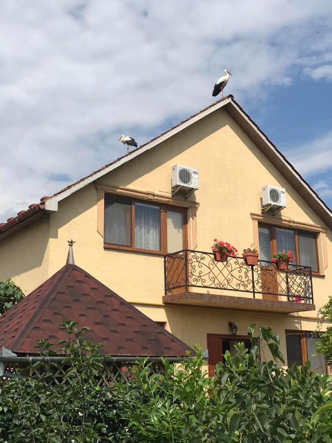 Квітковий Двір Golubinoye Екстериор снимка